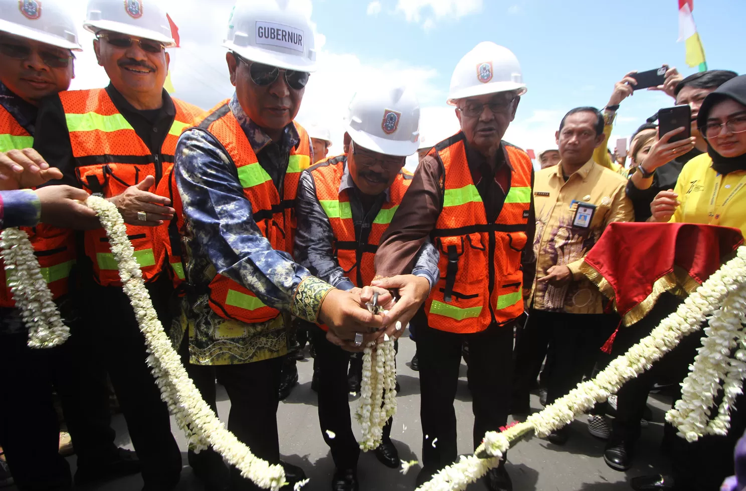 RAMAH INVESTASI: Gubernur Kalsel Sahbirin Noor saat peresmian infrastruktur di Kabupaten Banjar, beberapa waktu lalu.