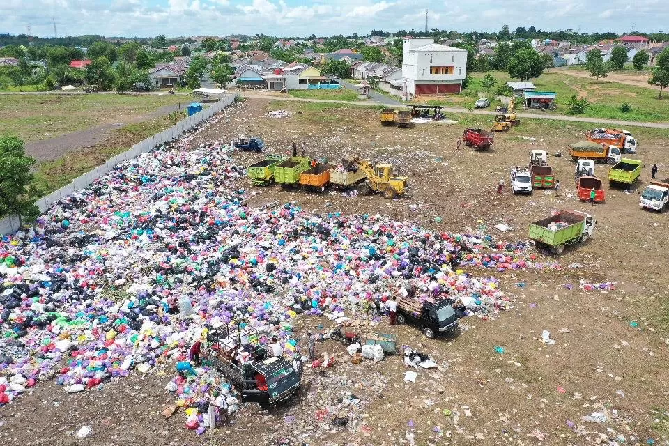 MELONJAK: Ratusan ton sampah pasca pelaksanaan haul menumpuk di sebuah lapangan kosong di Muhibbin Banjarbaru. Hingga H+2, DLH Banjarbaru sudah mengangkut 780 ton sampah ke tempat pembuangan akhir. | Foto: DLH Banjarbaru for Radar Banjarmasin