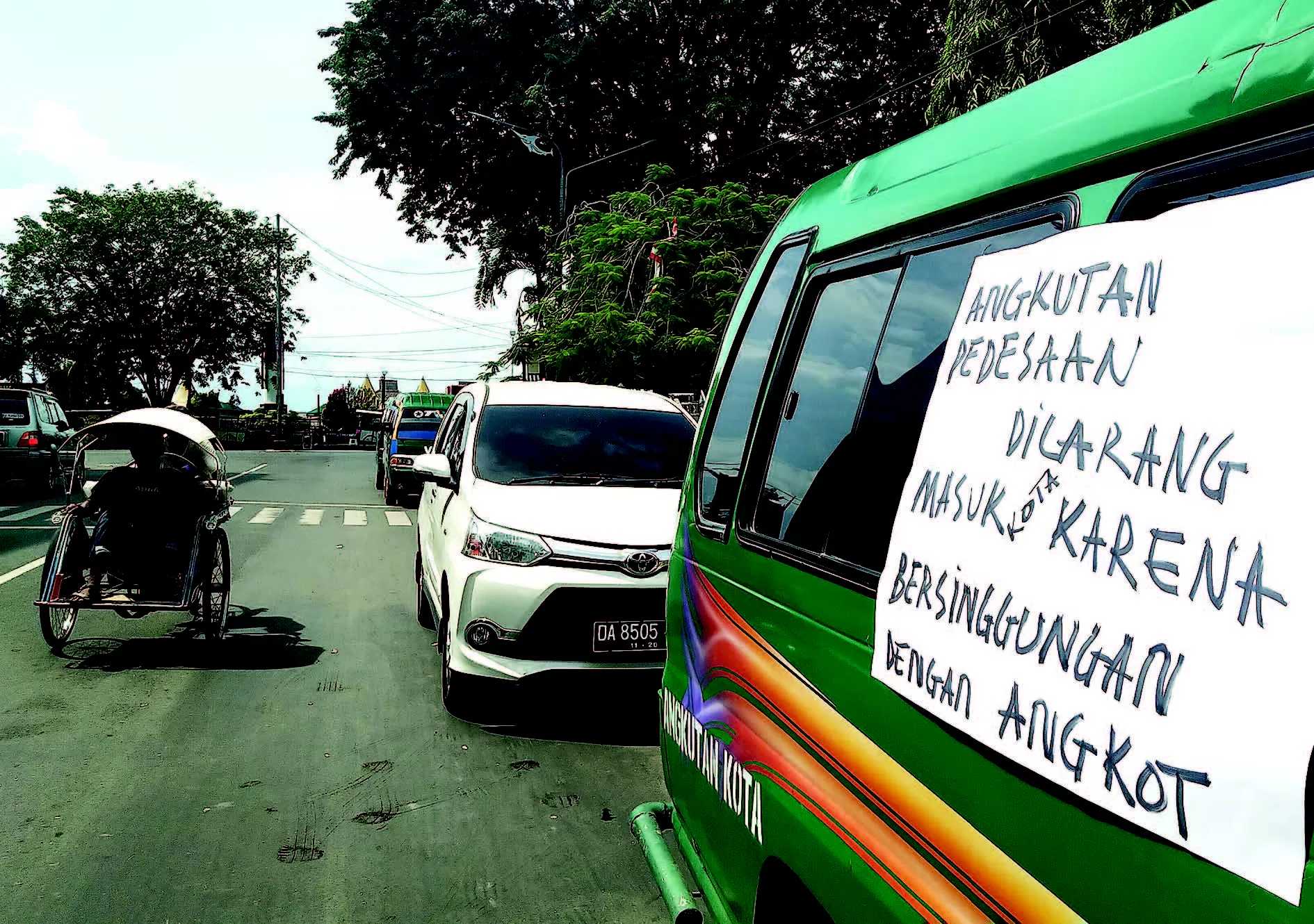 Protes: Taksi kota melayangkan protes kepada Dishub Kotabaru yang mengeluarkan kebijakan angkutan desa bisa bawa penumpang sampai kota.