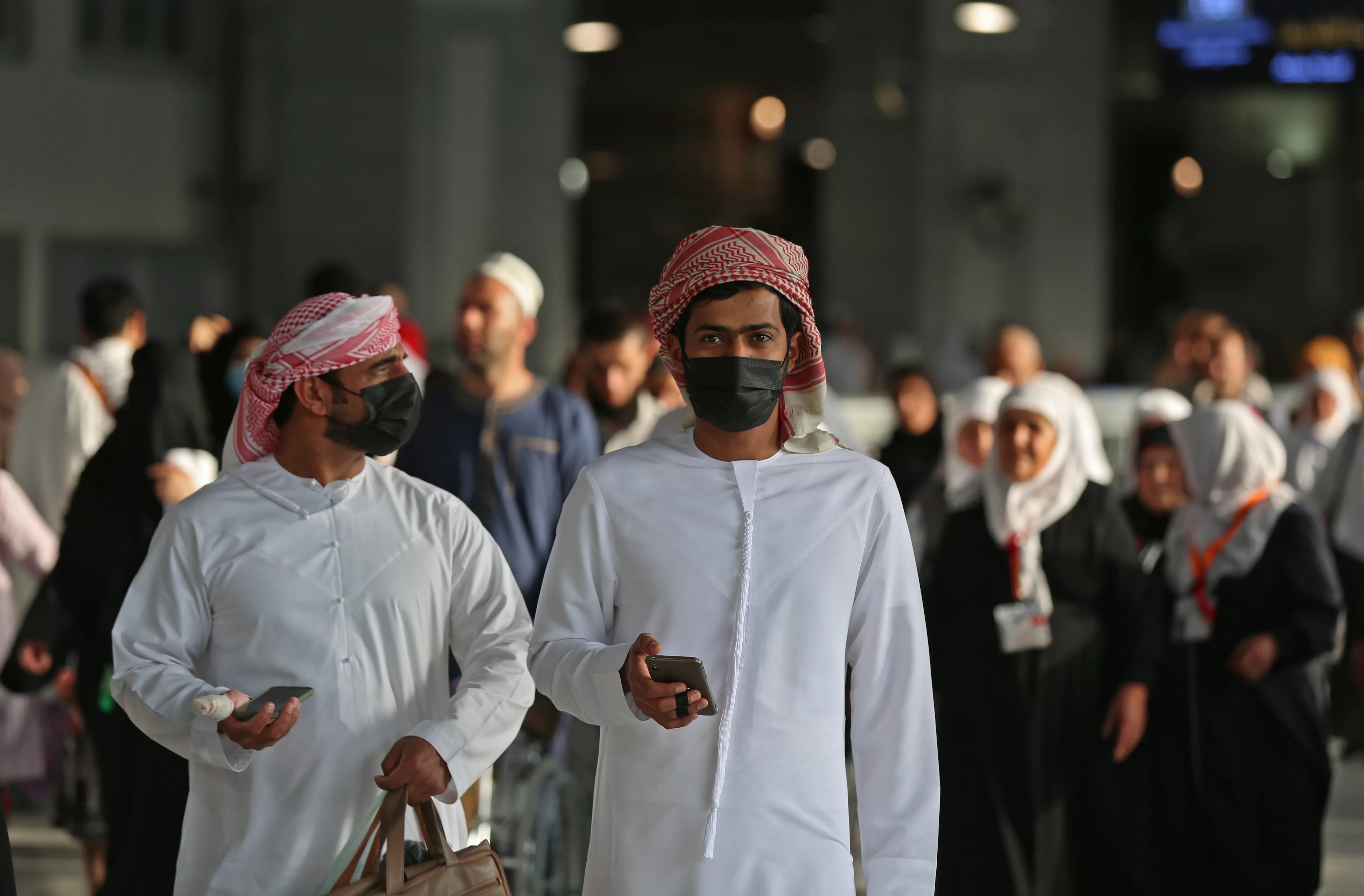 UMRAH ERA CORONA: Jemaah haji mengenakan masker di Masjidil Haram, (28/2).  Arab Saudi menangguhkan visa untuk kunjungan umrah