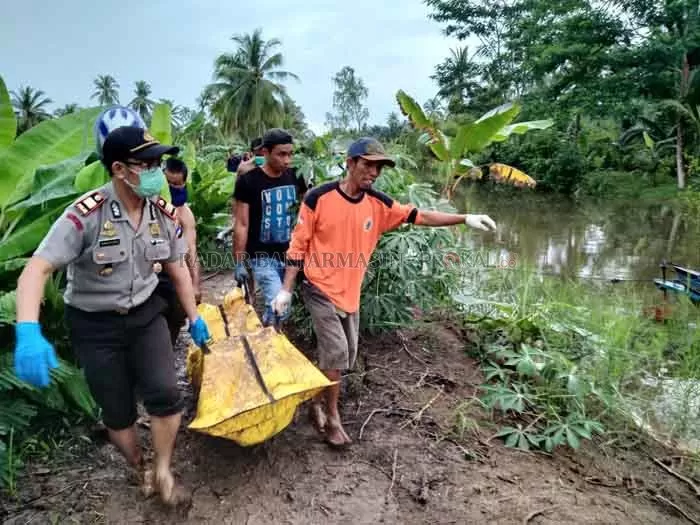 EVAKUASI: Polsek Tamban membawa mayat korban pembunuhan yang dikubur di area pesawahan. | Foto: Humas Polres for Radar Banjarmasin
