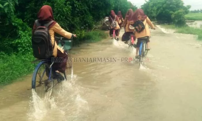 TERENDAM: Air kembali menggenangi jalan menuju akses sekolah yang ada di Kecamatan Haur Gading Kabupaten HSU. (Foto:Ist untuk Radar Banjarmasin).