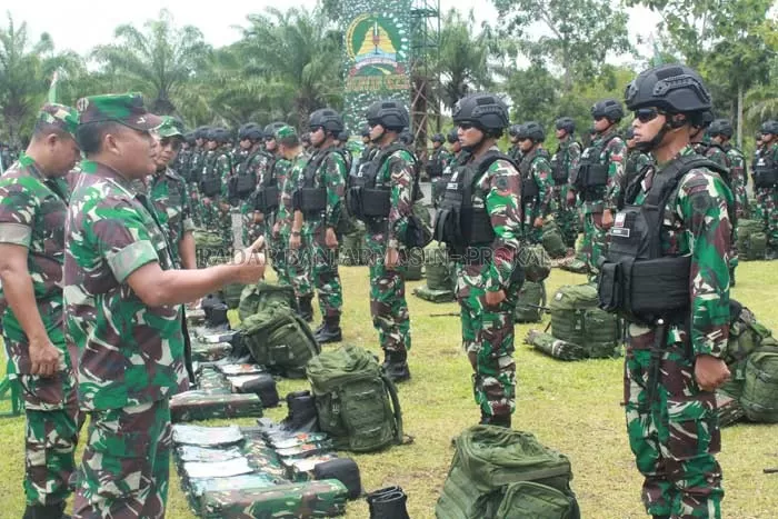PERIIKSA: Pangdam VI Mulawarman, Mayjen TNI Subiyanto (kiri) sedang melihat dan memeriksa kelengkapan prajurit Satgas Pamtas Batalyon Infanteri 623/BWU.