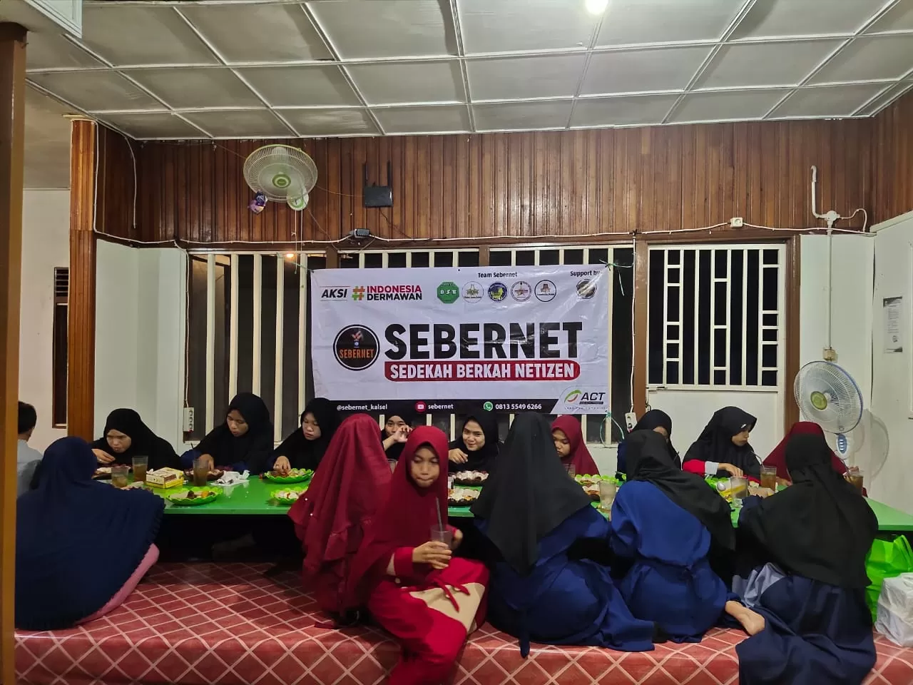 BERBAGI: Tim Sebernet mengajak anak-anak Panti Asuhan Nuruddin makan malam bersama di sebuah rumah makan di Jalan Ahmad Yani km 4.