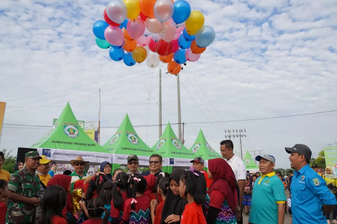 PERDANA : Bupati Balangan Ansharuddin (tengah) melepas balon tanda dimulainya Car Free Day. | FOTO HUMAS FOR RADAR BANJARMASIN.
