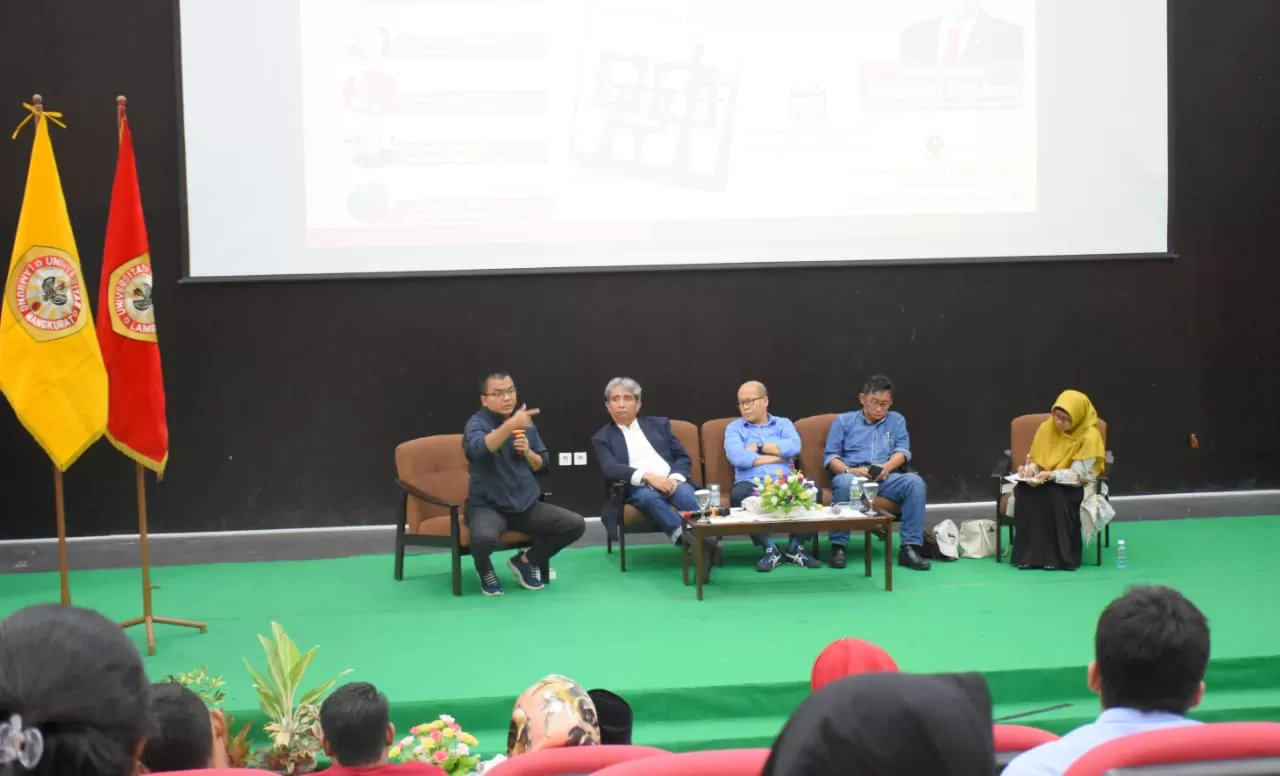 NARASUMBER: Guru Besar Hukum Tata Negara, Prof H Denny Indrayana SH LLM PhD menjadi salah seorang narasumber pada acara bedah buku 