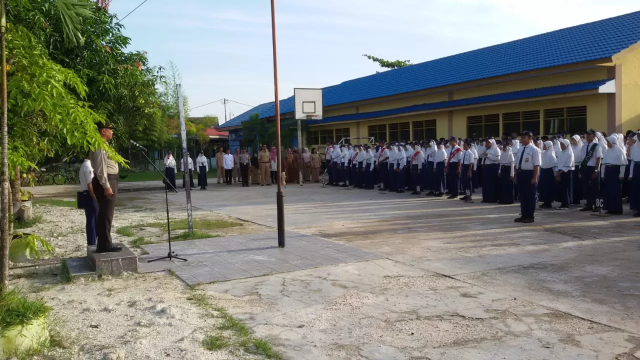 Unit Binmas Polsek Banjarmasin Timur menyambangi SMPN 16 Banjarmasin di Jalan Simpang Limau, kemarin (9/3) pagi.