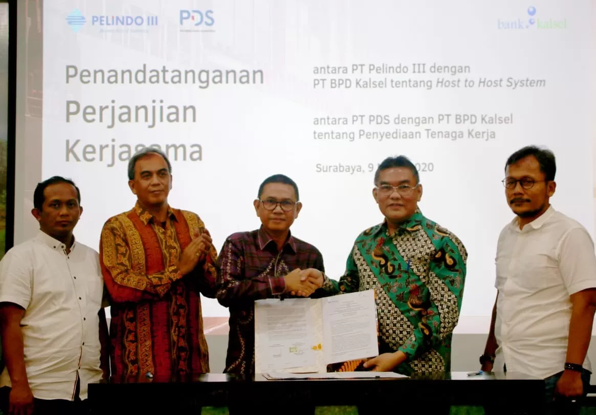 KERJASAMA : Direktur Operasional Bank Kalsel Ahmad Fatrya Putra berfoto bersama Direktur Keuangan PT Pelabuhan Indonesia III Irvandi Gustari usai melakukan tandatangan kerjasama. | FOTO: RAUDAH ANISYA/RADAR BANJARMASIN