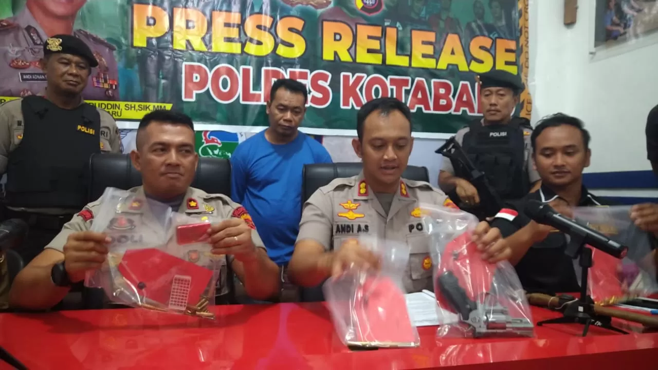 Polres Kotabaru menggelar jumpa pers dugaan tindak kekerasan terhadap petugas