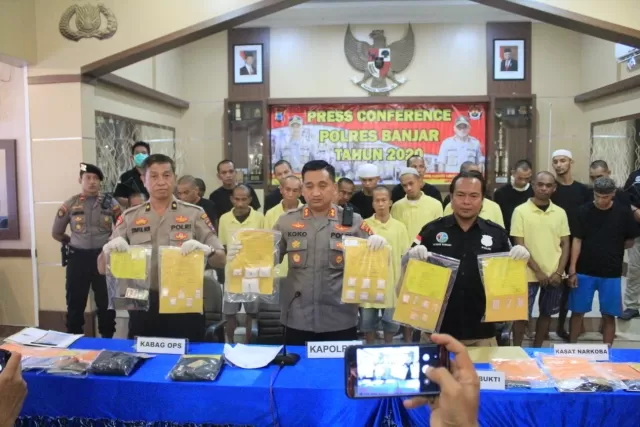ANTIK INTAN: Pelaku dan sejumlah barang bukti ditampilkan jajaran Polres Banjar, saat press conference, Selasa (10/3) kemarin.