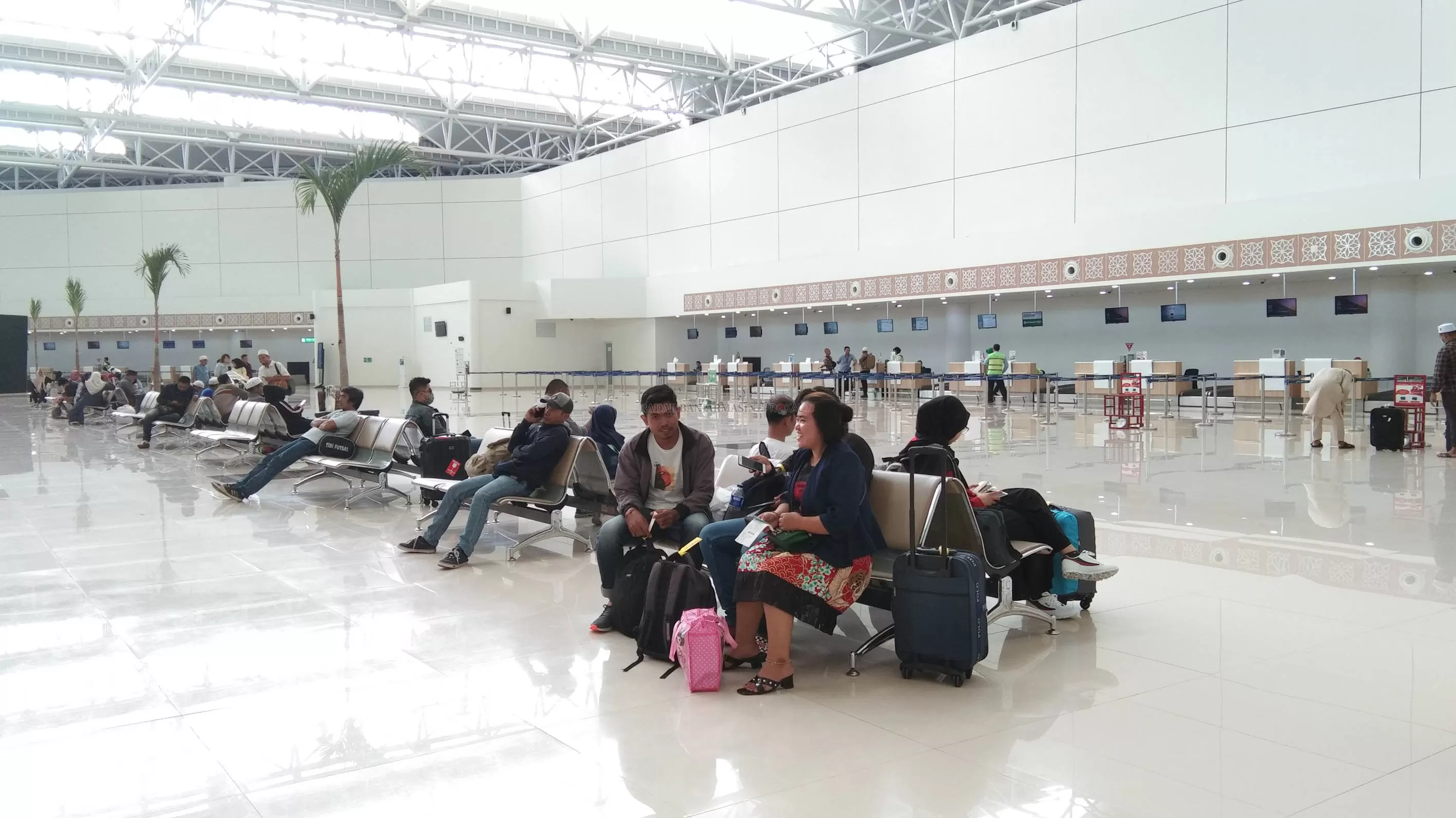 MENURUN: Kondisi area Check In Bandara Internasional Syamsudin Noor beberapa waktu lalu. Isu corona membuat jumlah penumpang ke Bali turun drastis. | FOTO: SUTRISNO/RADAR BANJARMASIN