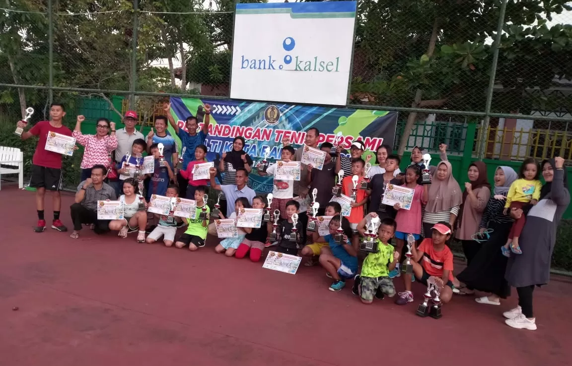 SENANG: Para peserta dan pemenang Persami Kota Banjarmasin 2020 berfoto bersama di Lapangan Tenis Dharma Praja, Banjarmasin.