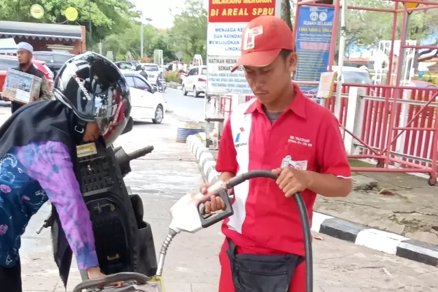 Operator salah satu SPBU di Banjarmasin mengisikan bahan bakar ke pengendara motor, Kamis (12/3) sore.