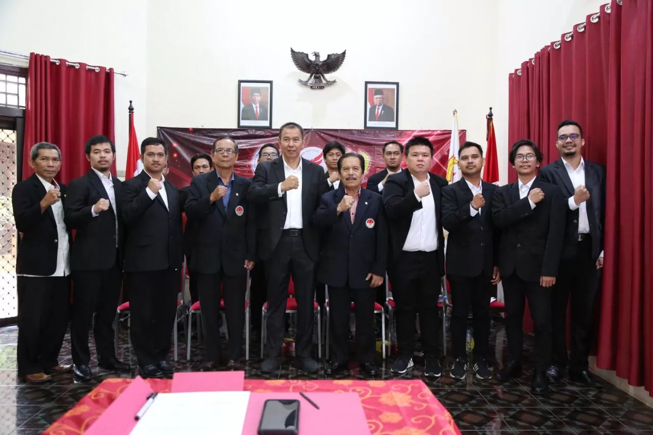 SUDAH DIKUKUHKAN: Pengprov ESI Kalsel resmi dilantik, Sabtu (14/3) tadi di Banjarbaru dengan disaksikan dan dihadiri perwakilan KONI Kalsel.