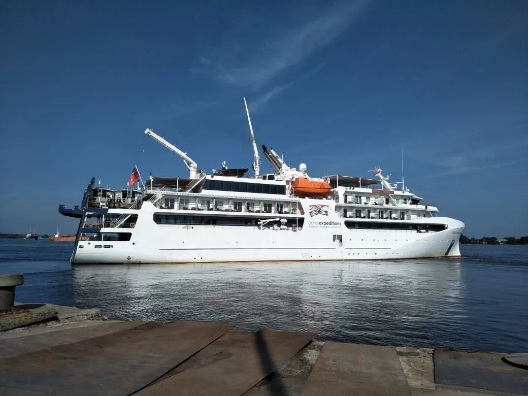 SANDAR: Inilah penampakan kapal pesiar MV Coral Adventure yang sempat sandar di Pelabuhan Trisakti Bandarmasih.