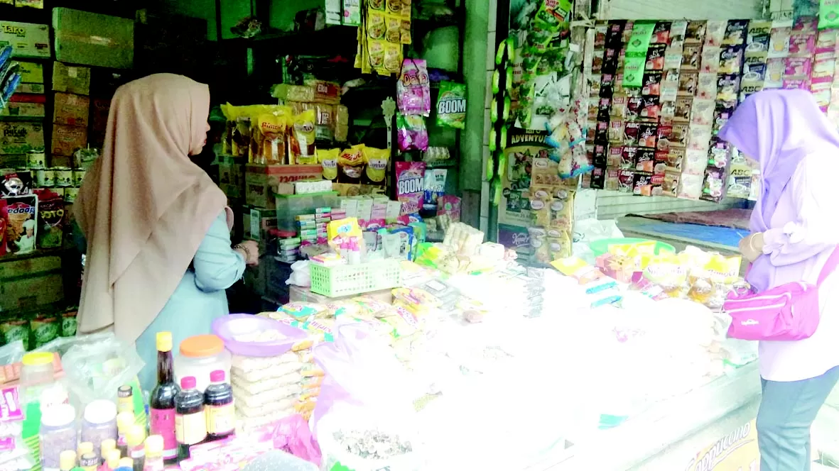 GULA PASIR: Salah satu toko penjual gula pasir di Pasar Bauntung Banjarbaru, beberapa waktu lalu. Kini harga gula pasir tembus Rp18 ribu per kilogram. | FOTO: SUTRISNO/RADAR BANJARMASIN