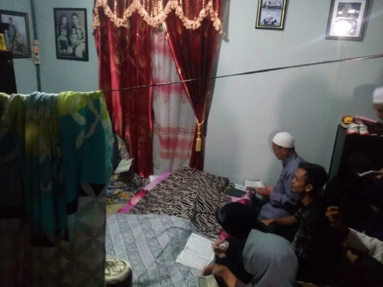 LUKA: Jenazah Faisal Akbar, korban pengeroyokan yang tewas di Jalan Kampung Melayu Banjarmasin, Minggu (15/3) sore.