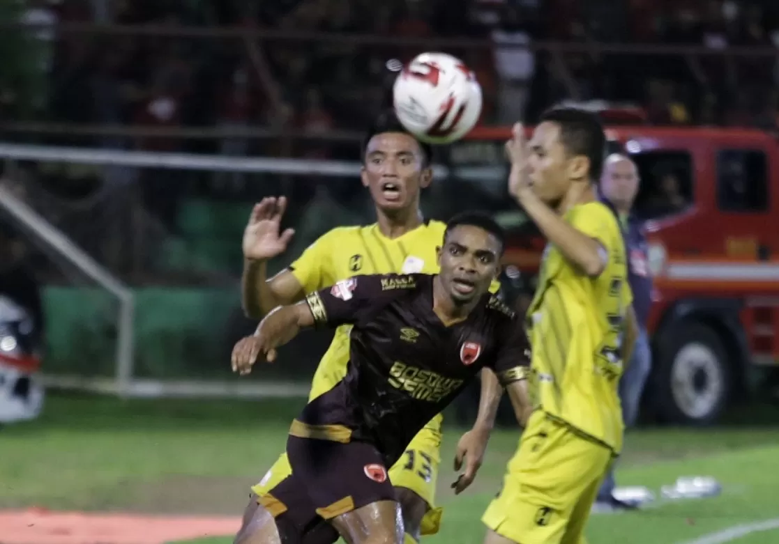 BERPERAN: Baru pulih dari cedera, Bayu Pradana mampu memberikan dampak positif terhadap permainan Bairto Putera saat meladeni PSM Makassar, Minggu (15/3) malam.