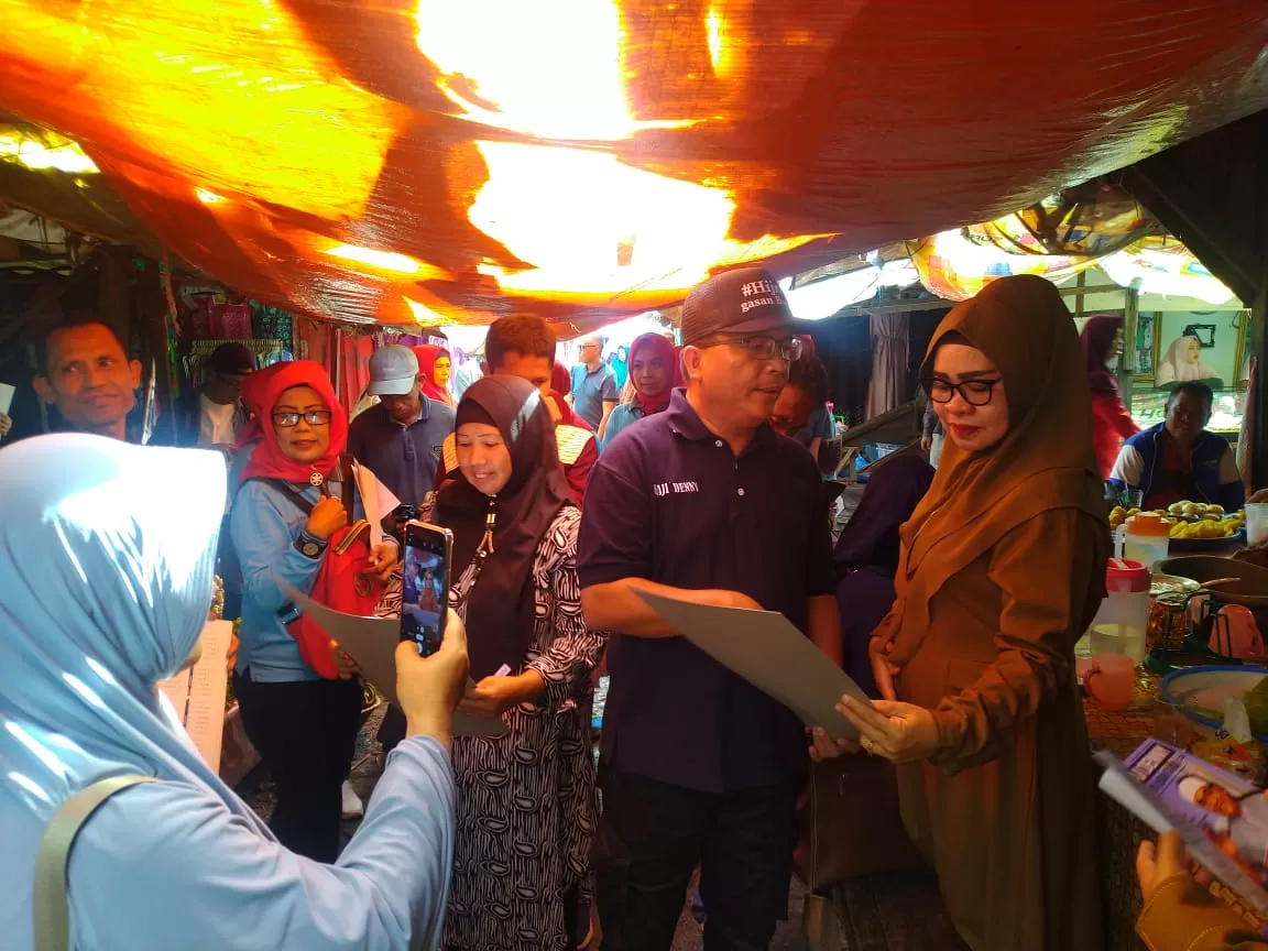 PASAR GAMBUT: Haji Denny saat sosialisasi di Pasar Kindai Limpuar, Kecamatan Gambut, Kabupaten Banjar.