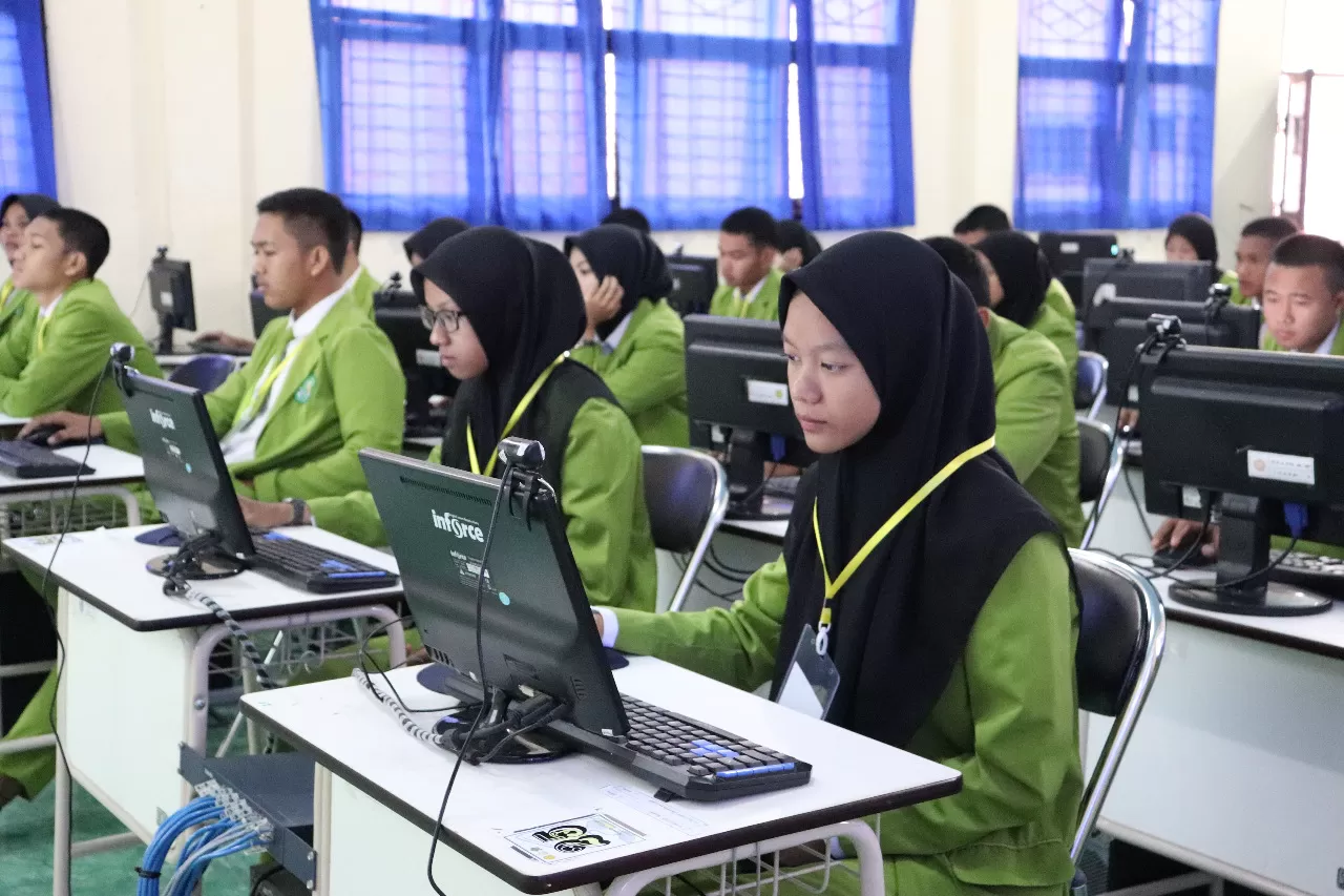 SMKPP Negeri Banjarbaru menggelar Ujian Nasional Berbasis Komputer (UNBK) bagi siswa kelas XII TP. 2019/2020. Ujian ini telah dilaksanakan sejak Senin, (16/3), dan akan selesai pada kamis (19/3).