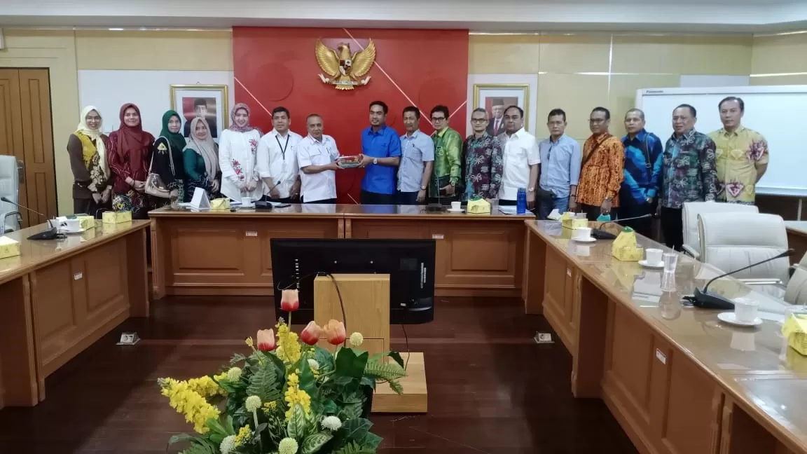 STUDI BANDING: Rombongan Ketua DPRD Banjarmasin dan Komisi II saat diterima Kementerian Koperasi di Jakarta. | FOTO: KOMISI II DPRD BANJARMASIN FOR RADAR BANJARMASIN