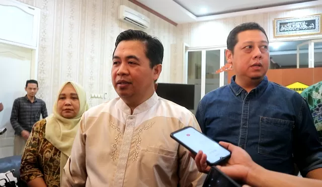BERTINDAK: Wali Kota Banjarmasin Ibnu Sina seusai memimpin rapat koordinasi untuk menangkal wabah virus Corona. | FOTO: TIA LALITA NOVITRI/RADAR BANJARMASIN
