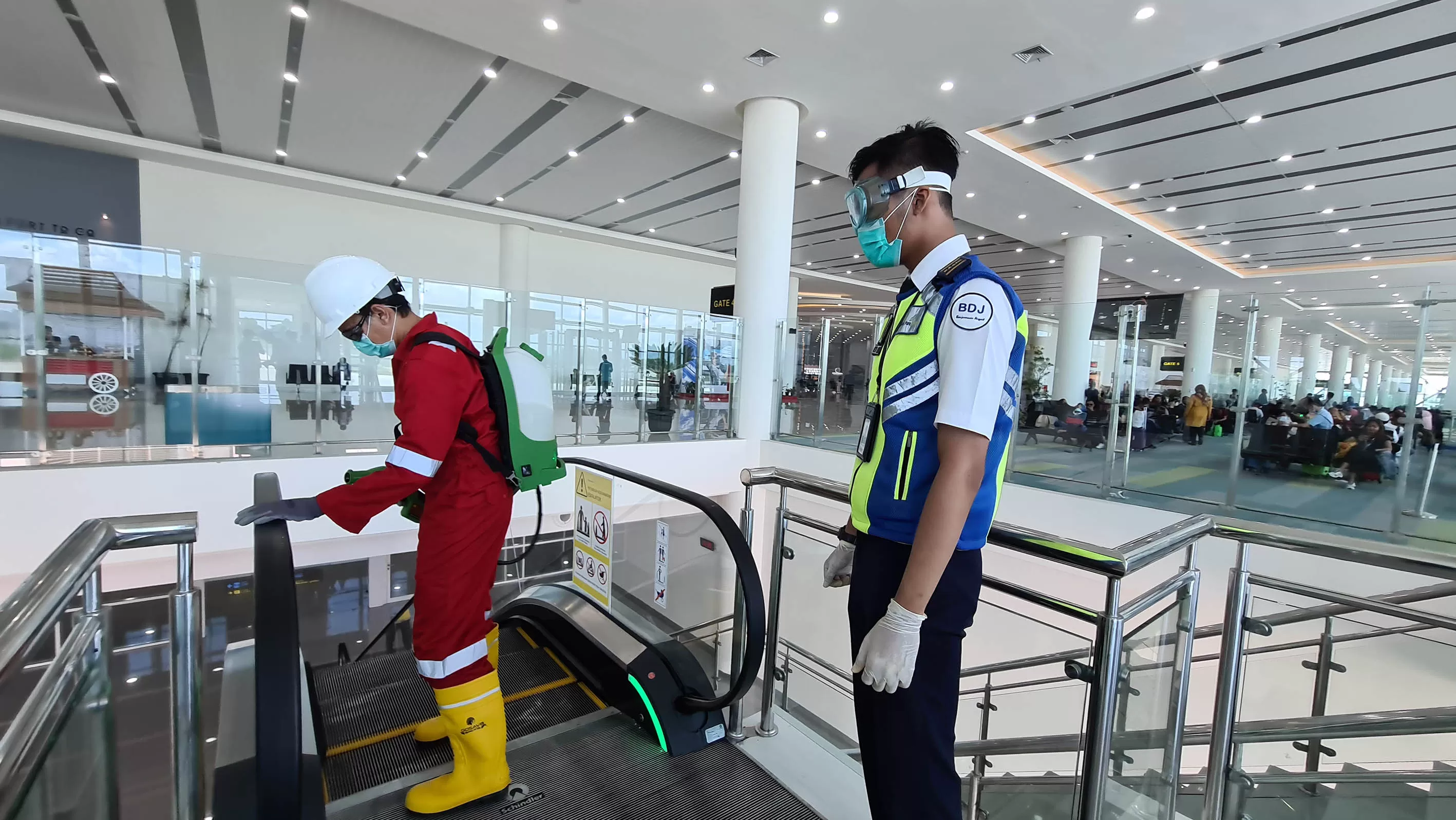 SEMPROTKAN DISINFEKTAN: Para petugas saat melakukan disinfeksi di bangunan terminal dan fasilitas Bandara Internasional Syamsudin Noor, (17/03) siang. | FOTO: HUMAS BANDARA FOR RADAR BANJARMASIN