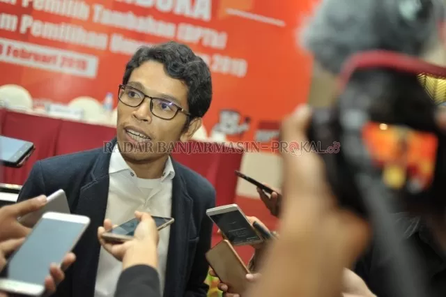 KONFIRMASI: Komisioner KPU Kalsel, Edy Ariansyah saat meladeni pertanyaan dari awak media di Banjarmasin, beberapa waktu lalu. | FOTO: SYARAFUDDIN/RADAR BANJARMASIN