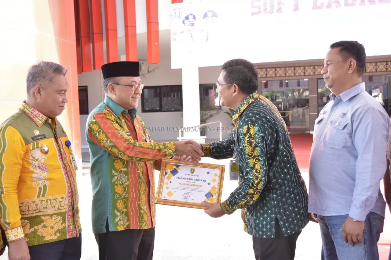 PENGHARGAAN: External Relation Division Head Adaro, Rizki Dartaman, mewakili manajemen Adaro menerima penghargaan dari Bupati Tabalong, H Anang Syakhfiani.