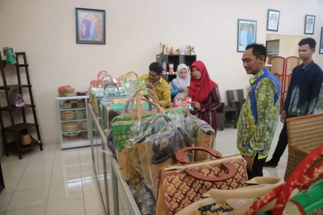KERAJINAN: Pemkab Tapin punya galeri produk atau kerajinan asal Tapin yakni Galeri Tamasa. | Foto: Fadli/Radar Banjarmasin
