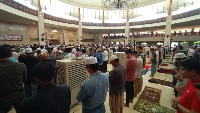 BERJAMAAH: Jemaah Salat Jumat di Masjid Raya Sabilal Muhtadin tetap khusyuk ditengah isu Covid-19. | Foto: M Oscar Fraby/Radar Banjarmasin