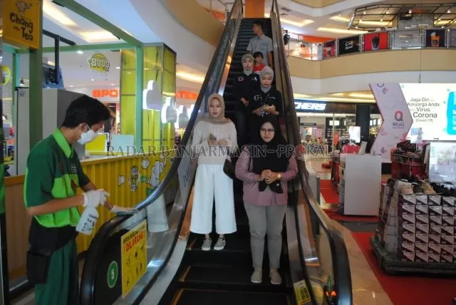BERKURANG: Kondisi Q Mall Banjarbaru, kemarin. Sejak virus corona mewabah, jumlah pengunjung yang datang ke sana turun drastis. | FOTO: SUTRISNO/RADAR BANJARMASIN