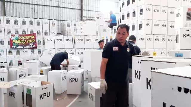 TERJUAL: Pekerja saat menyiapkan logistik di gudang logistik KPU HSS sebelum dilelang di KPKNL Banjarmasin.