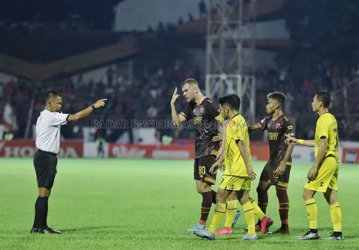 PROTES: Gelandang andalan PSM Makassar, Wiljan Pluim kesulitan untuk mengembangkan permainannya saat menghadapi Barito Putera di pekan ketiga Liga 1.
