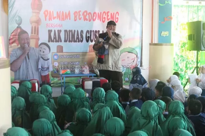 DONGENG: Kids Library Perpustakaan Palnam kedatangan pendongeng kaliber nasional Dimas Guslaga.