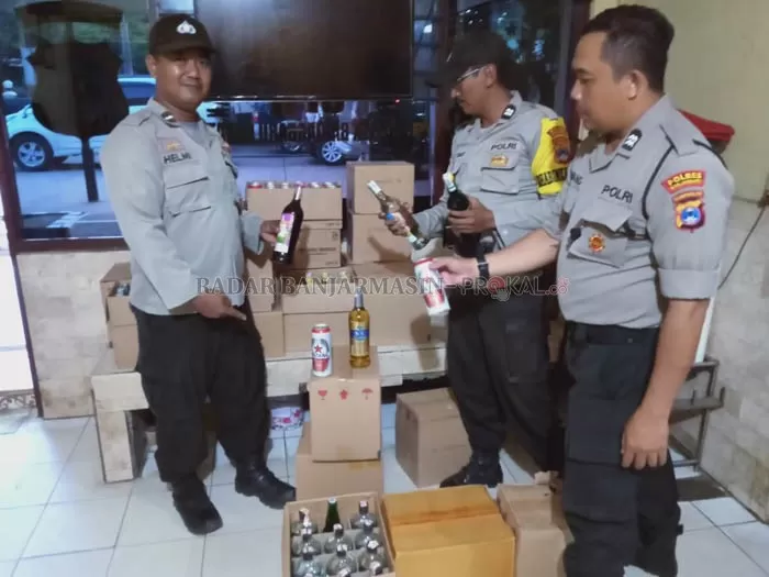 RATUSAN BOTOL: Aparat Kepolisian dari Polsek Banjarbaru Barat memperlihatkan barang bukti berupa miras siap edar yang diamankan dari beberapa penjual di wilayah Liang Anggang dan Landasan Ulin. (Foto - Polsek Banjarbaru Barat for Radar)