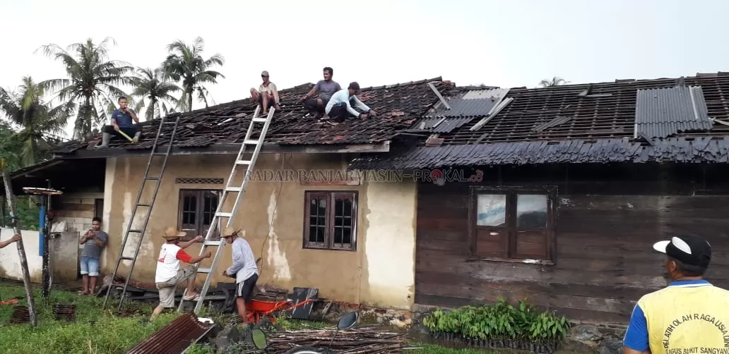DIPERBAIKI: Masyarakat bersama Emergency dan Satpol PP Pemkab Tala bergotong royong memperbaiki rumah Muhari, pasca di terjang angin puting beliung