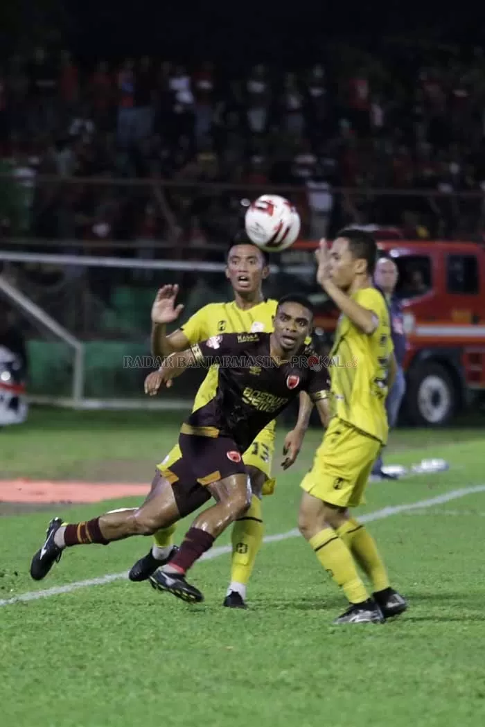 BERPERAN: Baru pulih dari cedera, Bayu Pradana mampu memberikan dampak positif terhadap permainan Bairto Putera saat meladeni PSM Makassar, Minggu (15/3) malam.