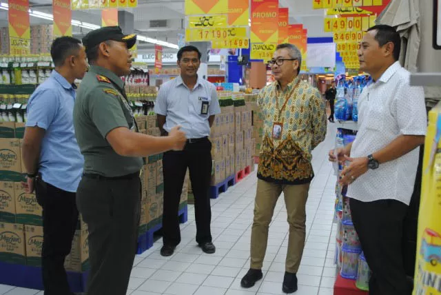 PANTAU STOK BARANG: Dandim 1006 Martapura Letkol Arm Siswo Budiarto bersama jajarannya saat memantau stok barang di Q Mall Banjarbaru, Kamis (19/3) tadi. | FOTO: SUTRISNO/RADAR BANJARMASIN