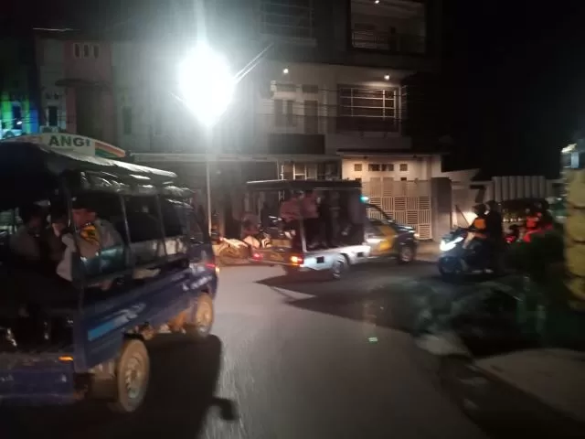 PATROLI: Iring-iringan mobil polisi di Banjarmasin dalam Operasi Sikat Intan, belum lama ini.