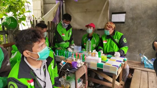 ANTISIPASI: Komunitas Ojol Dobrak menyiapkan cairan antiseptik untuk dibagikan kepada seluruh anggota ojol yang bermarkas di Jalan Sutoyo S, Kelurahan Teluk Dalam, Banjarmasin Tengah tersebut.