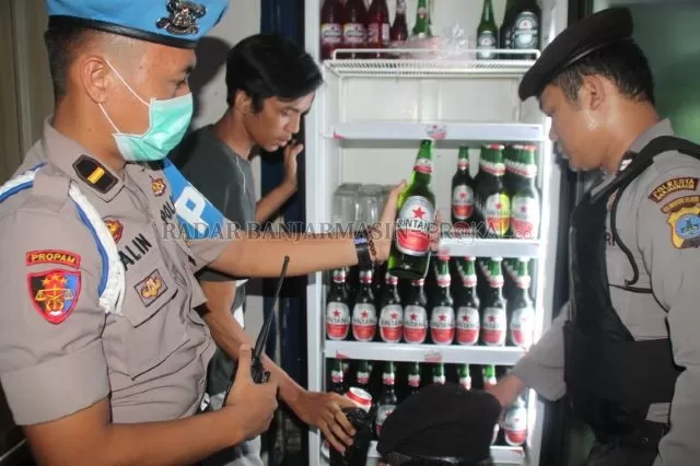 LIAR: Meski tak berizin, sejumlah rumah makan dan kafe di Banjarmasin diam-diam berjualan miras. Ratusan botol disita personel Polresta Banjarmasin. | FOTO: MAULANA/RADAR BANJARMASIN