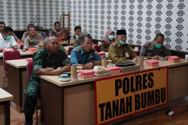 VIDEO CONFERENCE: Wabup Tanbu H Ready Kambo (tiga dari kiri) melakukan Video Conference terkait upaya pencegahan penyebaran virus Covid-19 di Mapolres Tanbu. (Foto Diskominfo Tanbu For Radar Banjarmasin).