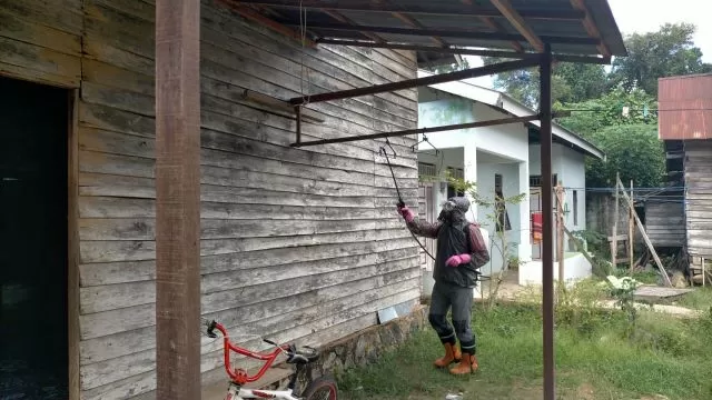 SEMPROT: Relawan Radar Banjar Peduli melakukan penyemprotan cairan disinfektan di beberapa rumah warga. Selain melakukan penyemprotan, relawan RBP juga menggelar penyuluhan kesehatan terkait antisipasi ancaman Covid-19.