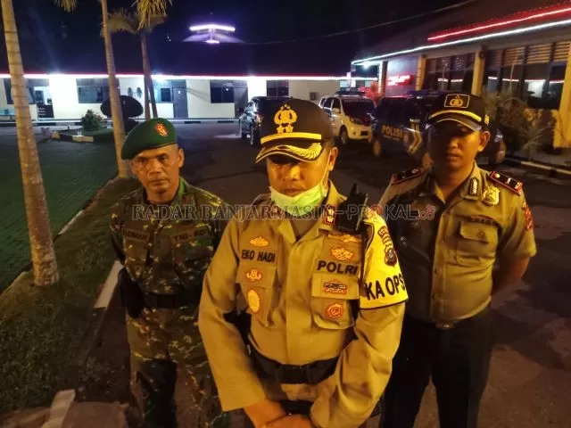 Kapolres Tapin, AKBP Eko Hadi Prayitno ditemani Kapolsek Tapin Utara dan anggota Kodim 1010 Rantau, saat diwawancarai. | Foto: Rasidi Fadli/Radar Banjarmasin