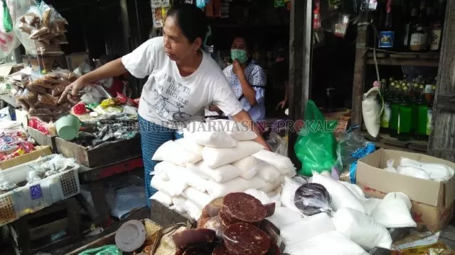 MAHAL TAPI DICARI: Sulit menghindarkan diri dari gula. Jadi, semahal apapun, terpaksa dibeli masyarakat. Foto diambil di Pasar Lama di Jalan Pasar Lama. | FOTO: MAULANA/RADAR BANJARMASIN