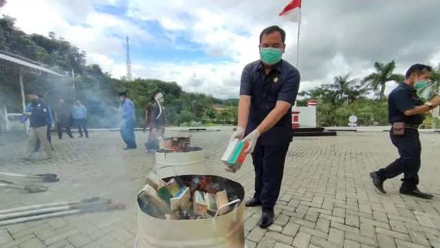 APRESIASI : Ketua DPRD Balangan Ahsani Fauzan saat ikut memusnahkan barang bukti narkoba yang berhasil disita dari beberapa kasus. | FOTO: WAHYUDI/RADAR BANJARMASIN.