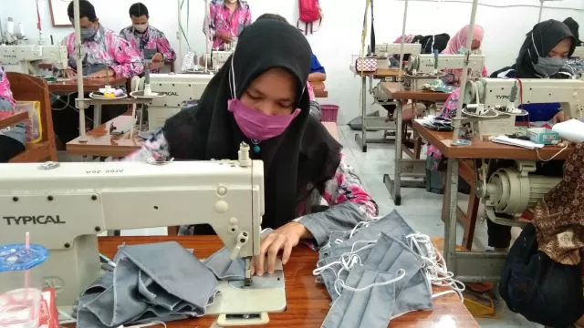 KEJAR TARGET: Para siswa Balai Latihan Kerja (BLK) Provinsi Kalimantan Selatan membuat masker kain untuk para tim medis, masyarakat dan ASN, Kamis (26/3). Mereka menargetkan dapat memproduksi 1.500 lebih masker. | FOTO: SUTRISNO/RADAR BANJARMASIN
