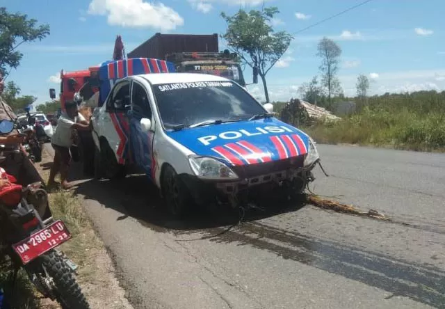 EVAKUASI: Mobil patwal jenis sedan milik Satlantas Polres Tala dievakuasi usai mengalami kecelakaan saat mengejar pelaku perampokan.