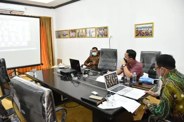 Ketua DPRD Provinsi Kalsel, H Supian HK sedang memimpin rapat Badan Musyawarah (Banmus) di rumah dinas ketua dewan di Jalan Darma Praja, Banjarmasin Timur, Senin (26/4) pagi.